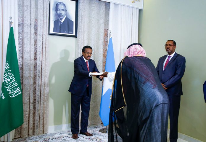 Somalia’s President Receives Diplomatic Credentials From Saudi Arabia’s Ambassador
